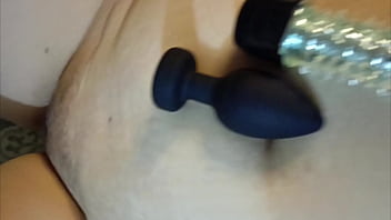 Haciendo travesuras con sus juguetes