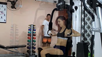 Suando muito na academia