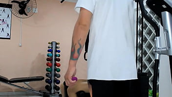 Suando muito na academia