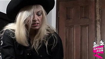 Girls Having Fun 0227 thumbnail