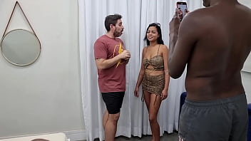 Bastidores da gravação da novinha de 18 aninhos angel ferraz levando no cu e fazendo dp