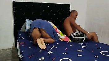 Me follo el rico coño de mi inocente hijastra hasta correme es en su gran culo