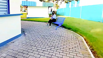 Video hecho en casa hermosa jovencita de gran culo folla por dinero en el parque