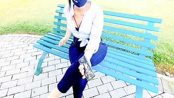 Video hecho en casa hermosa jovencita de gran culo folla por dinero en el parque