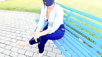 Video hecho en casa hermosa jovencita de gran culo folla por dinero en el parque