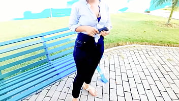 Video hecho en casa hermosa jovencita de gran culo folla por dinero en el parque