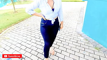 Video hecho en casa hermosa jovencita de gran culo folla por dinero en el parque
