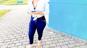 Video hecho en casa hermosa jovencita de gran culo folla por dinero en el parque