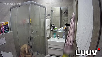 Luuv kareflore films her real amateur homemade shower routine for her real life show