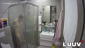 Luuv kareflore films her real amateur homemade shower routine for her real life show
