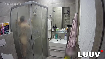 Luuv kareflore films her real amateur homemade shower routine for her real life show