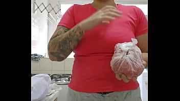 Metade de mim quer carinho e a outra metade quer sentar na sua cara e esfrega meu bucetao