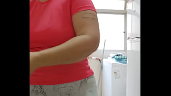 Metade de mim quer carinho e a outra metade quer sentar na sua cara e esfrega meu bucetao