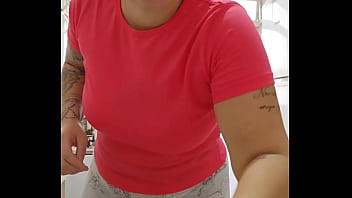 Metade de mim quer carinho e a outra metade quer sentar na sua cara e esfrega meu bucetao