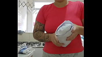 Metade de mim quer carinho e a outra metade quer sentar na sua cara e esfrega meu bucetao