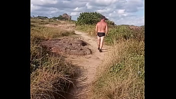 Andando De Sunga Vendo O Mar thumbnail