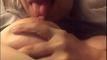 Latina mamando su pezon