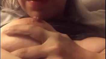 Latina mamando su pezon