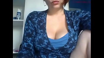 Curvy milf caming herself