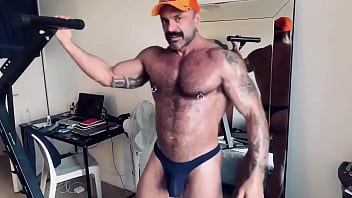 Treinando Com Uma Calcinha Atolada No Rabo thumbnail