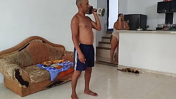 Padrastro sucio se folla a su linda e inocente hijastra mientras están solos en casa