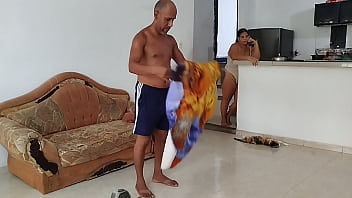 Padrastro sucio se folla a su linda e inocente hijastra mientras están solos en casa