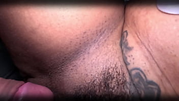 Fodendo a morena rabuda com brinquedinho e plug no cu