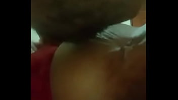 Lamiendome el culo y me burbujea la chepa