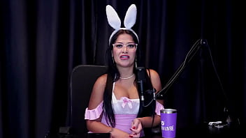 Morena safada mostra o seu boquete mostra os peitos e a bucetinha gostosa depois de falar que não se sentiria a vontade com cuspe alice vasconcelos watch sheer red especial páscoa