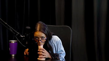 Morena safada mostra o seu boquete mostra os peitos e a bucetinha gostosa depois de falar que não se sentiria a vontade com cuspe alice vasconcelos watch sheer red especial páscoa