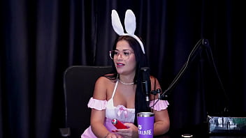 Morena safada mostra o seu boquete mostra os peitos e a bucetinha gostosa depois de falar que não se sentiria a vontade com cuspe alice vasconcelos watch sheer red especial páscoa