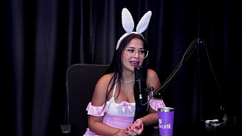 Morena safada mostra o seu boquete mostra os peitos e a bucetinha gostosa depois de falar que não se sentiria a vontade com cuspe alice vasconcelos watch sheer red especial páscoa