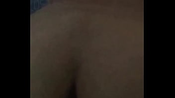 Mostrando culo y tetas en silencio