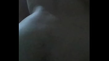 Mostrando culo y tetas en silencio