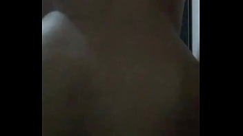 Mostrando culo y tetas en silencio