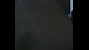 Mostrando culo y tetas en silencio