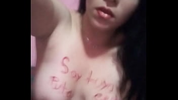 Chica se masturba muy rico hasta que se viene en la cama de su amigo