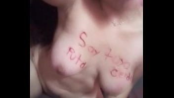 Chica se masturba muy rico hasta que se viene en la cama de su amigo