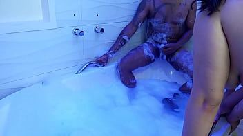 Putaria com as gostosas na jacuzzi