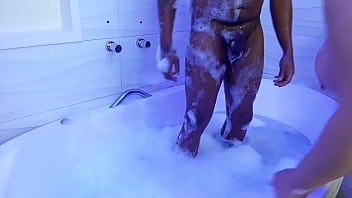 Putaria com as gostosas na jacuzzi