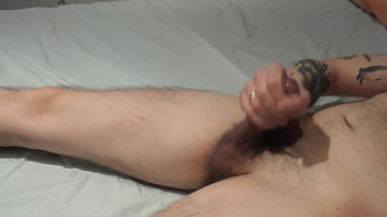 Me masturbo mi gran polla en la cama de mi