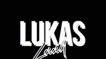 Molhou meu sofá todo com mel da buceta na hora que metia a rola toda na loirinha