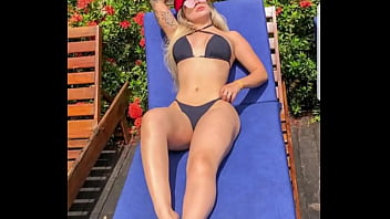 Brasileiragostosa de biquíni