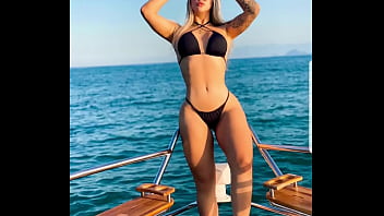 Brasileiragostosa de biquíni