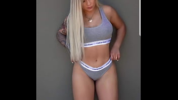 Brasileiragostosa de biquíni