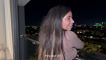 Mexicana de tetas perfectas es follada por una verga enorme en el balcón verito aguas recibe una enorme polla en su estrecho coño húmedo