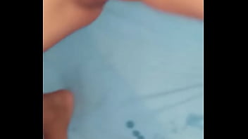 Chica masajista de playa de deja destrozar pequeña vagina por enorme verga