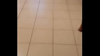 Chica masajista de playa de deja destrozar pequeña vagina por enorme verga