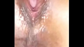 Chica masajista de playa de deja destrozar pequeña vagina por enorme verga