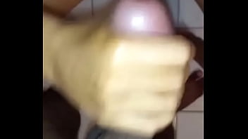 Chica masajista de playa de deja destrozar pequeña vagina por enorme verga